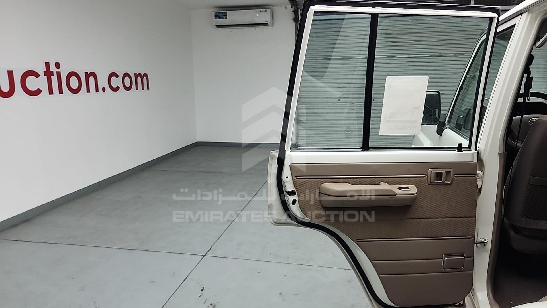 2017 TOYOTA LC 76 VIN: JTEEU73J9H4200785