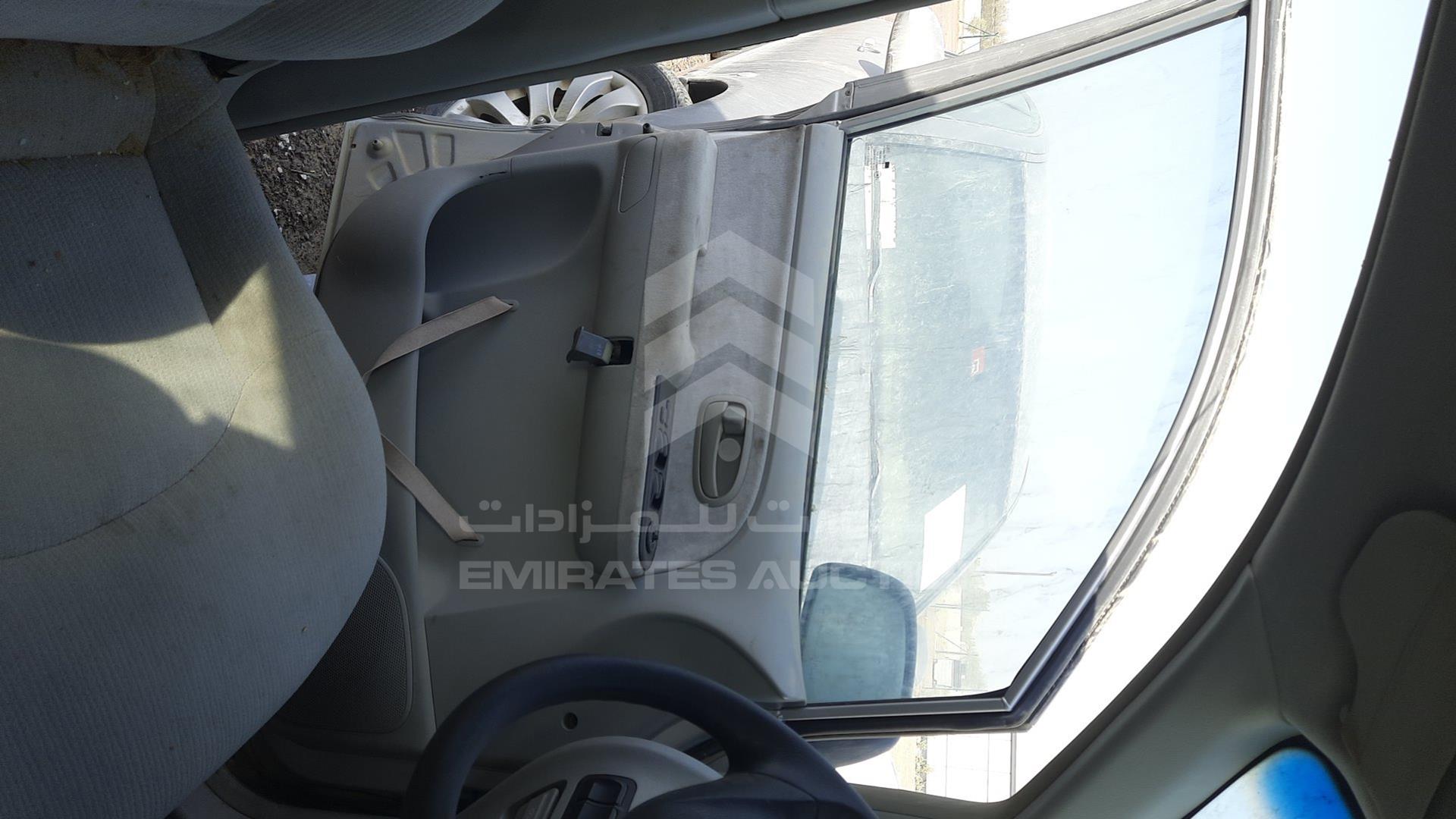 2005 HYUNDAI TRAJET VIN: KMHMG81C45U250356