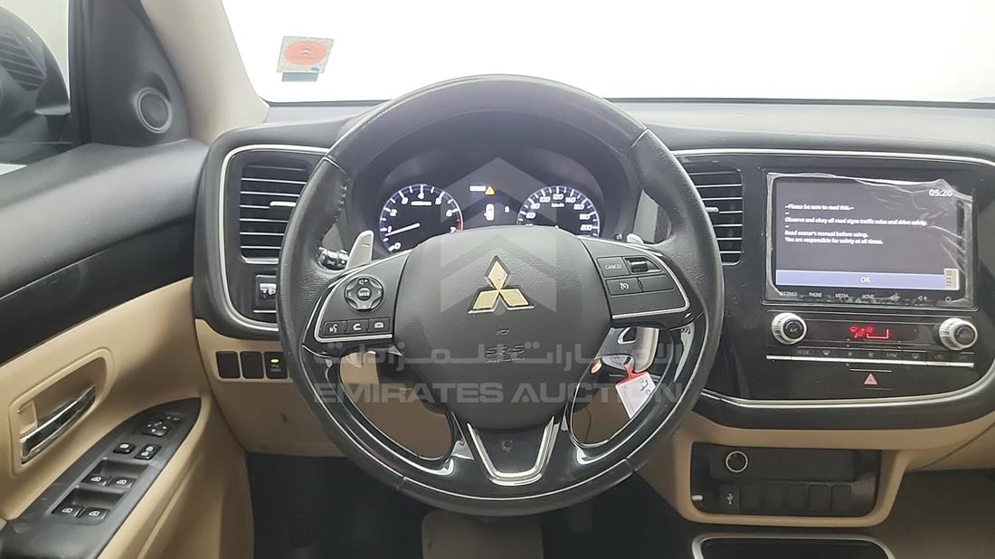 2021 Mitsubishi Outlander — Steering & Mounted Controls — Photo 14