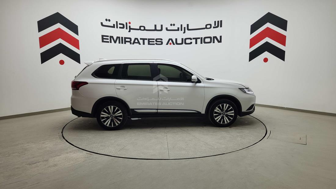 2021 Mitsubishi Outlander — Right Full View — Photo 35