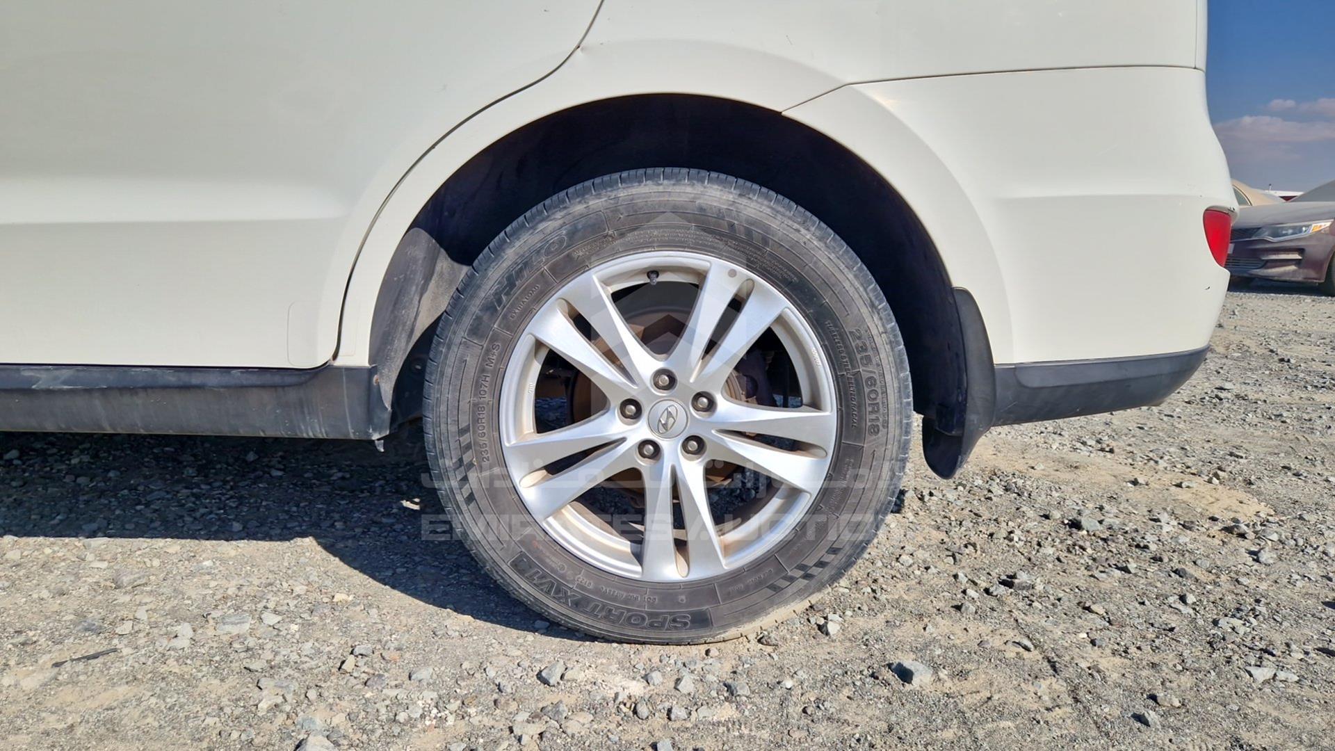 2011 HYUNDAI SANTA FE VIN: KMHSH81G6BU721605