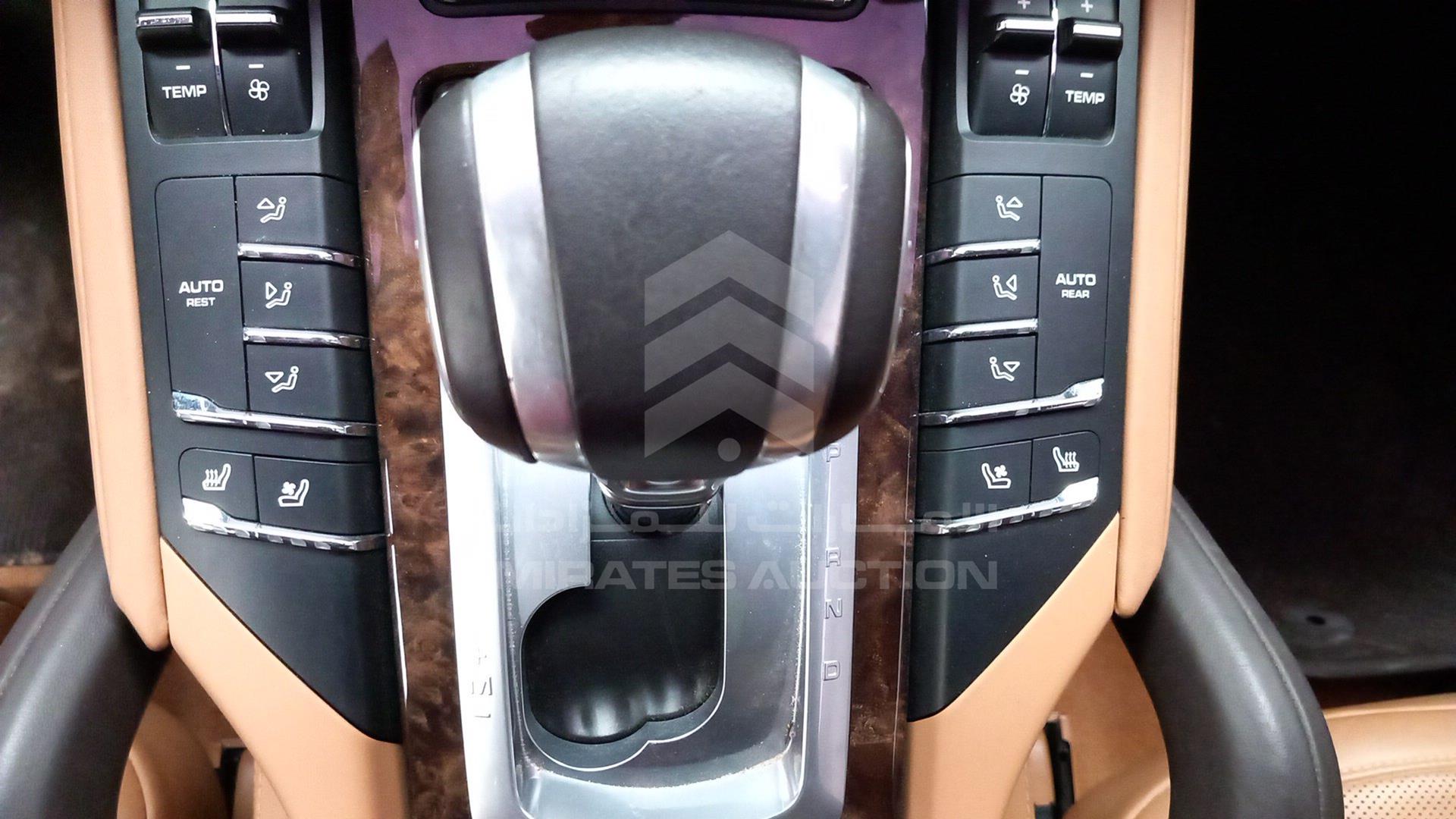 2016 PORSCHE CAYENNE VIN: WP1ZZZ92ZGLA72112