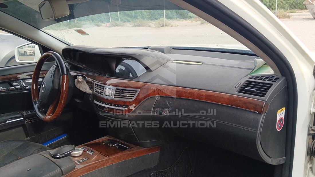 مرسيدس اس 550 2011 — زاوية واجهة الراكب الأمامي الأيمن — صورة 25