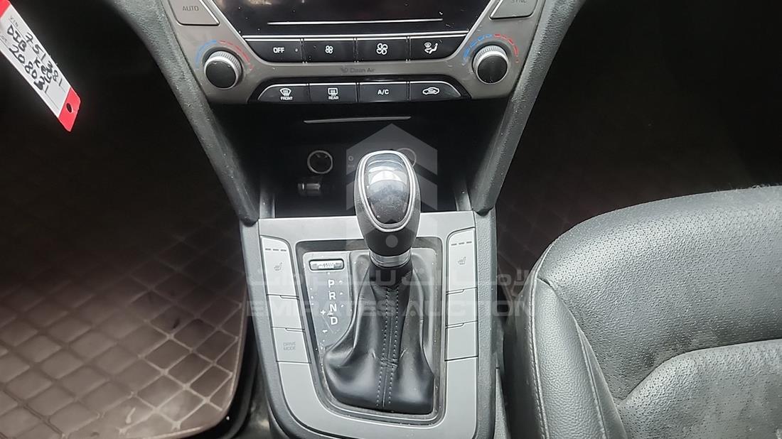 2019 Hyundai Avante — Gear View — Photo 18