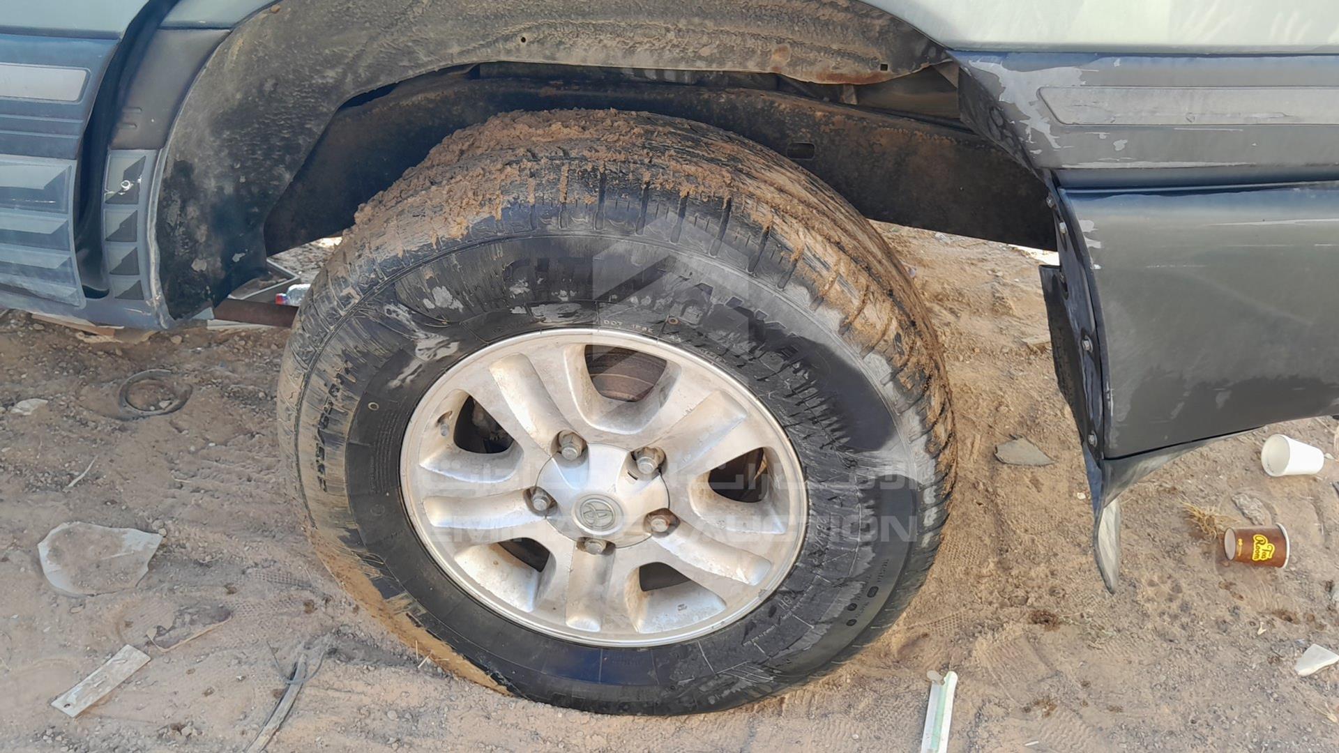 2005 TOYOTA LAND CRUISER VIN: JTEHT05J552074064