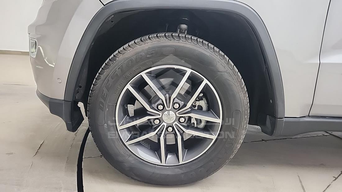 جيب جراند شيروكي 2018 — الإطار الأمامي الأيسر — صورة 38