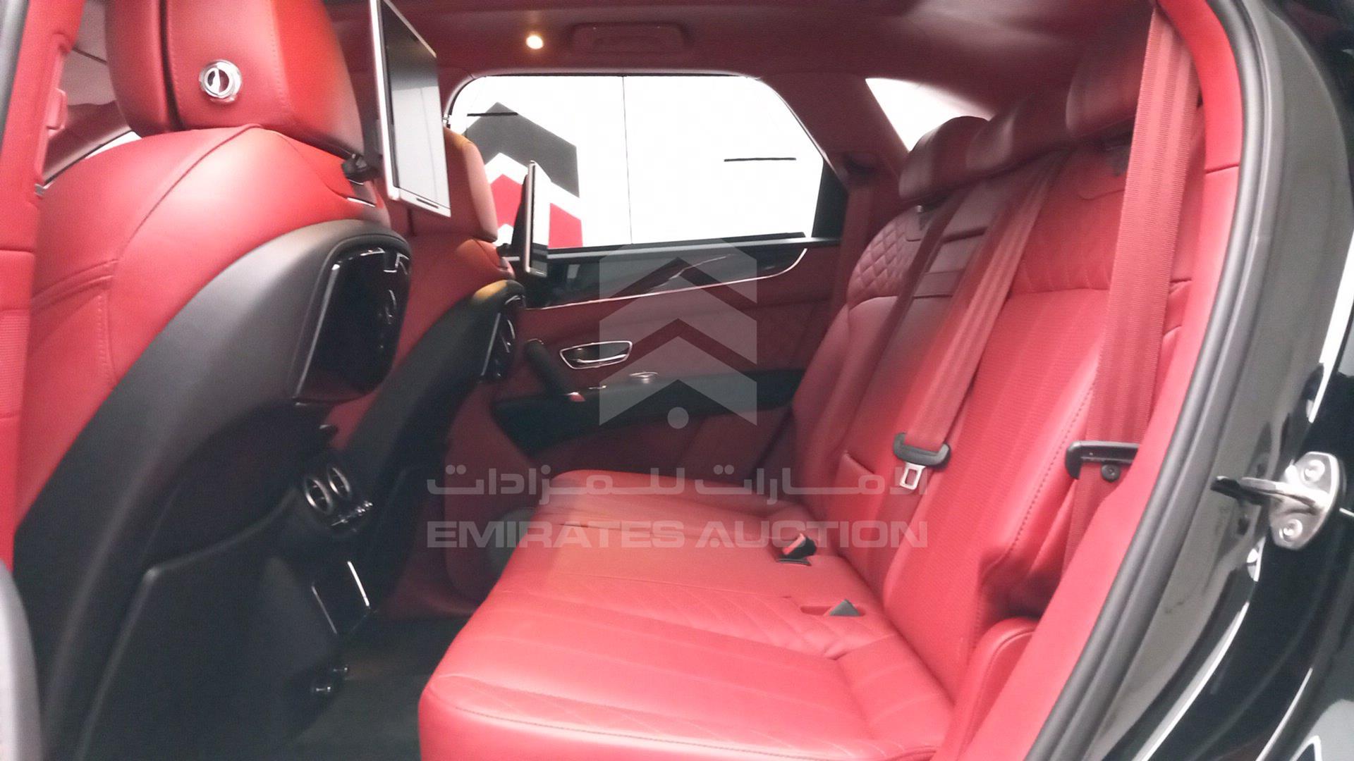 2017 BENTLEY BENTAYGA VIN: SJAAB1ZV3HC016529
