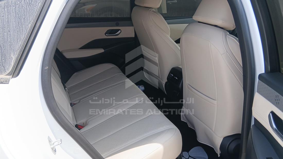بي واي دي QIN Plus 2025 — زاوية الراكب الخلفي اليسرى — صورة 19