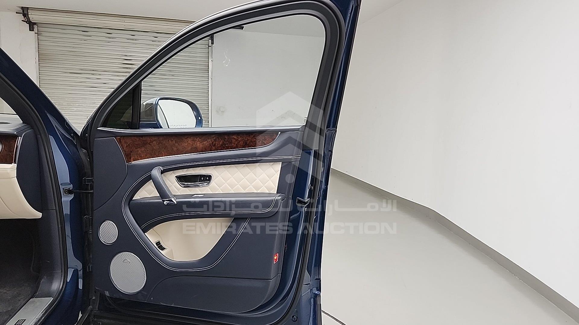 2017 BENTLEY BENTAYGA VIN: SJAAB1ZV0HC013457