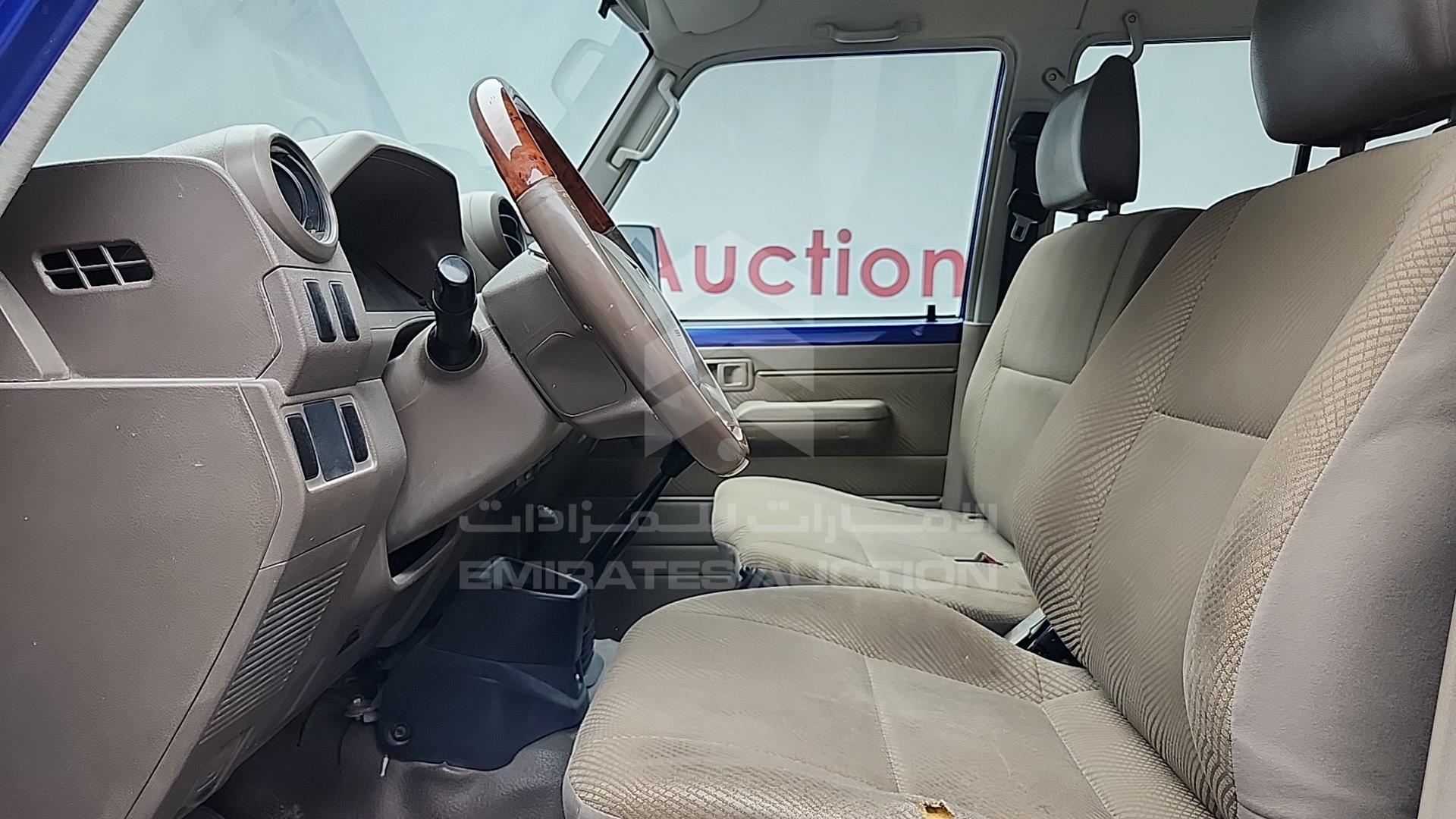 2013 TOYOTA LAND CRUISER VIN: JTFBU71J1D4703089