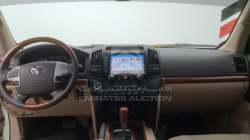 JTMHU09J5F4120610 Auction: EmiratesAuction Lot: 409010 JTMHU09J5F4120610 Toyota Land Cruiser 2015 WHITE Photo 21