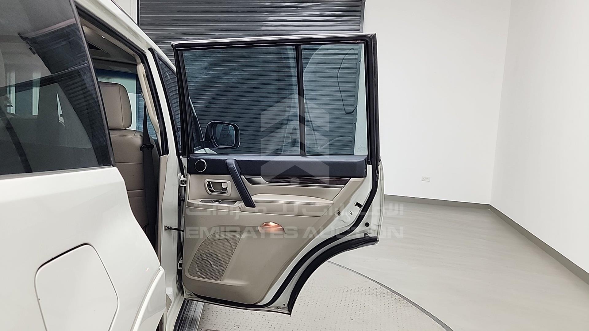 2010 MITSUBISHI PAJERO VIN: JMYLRV95WAJ716207