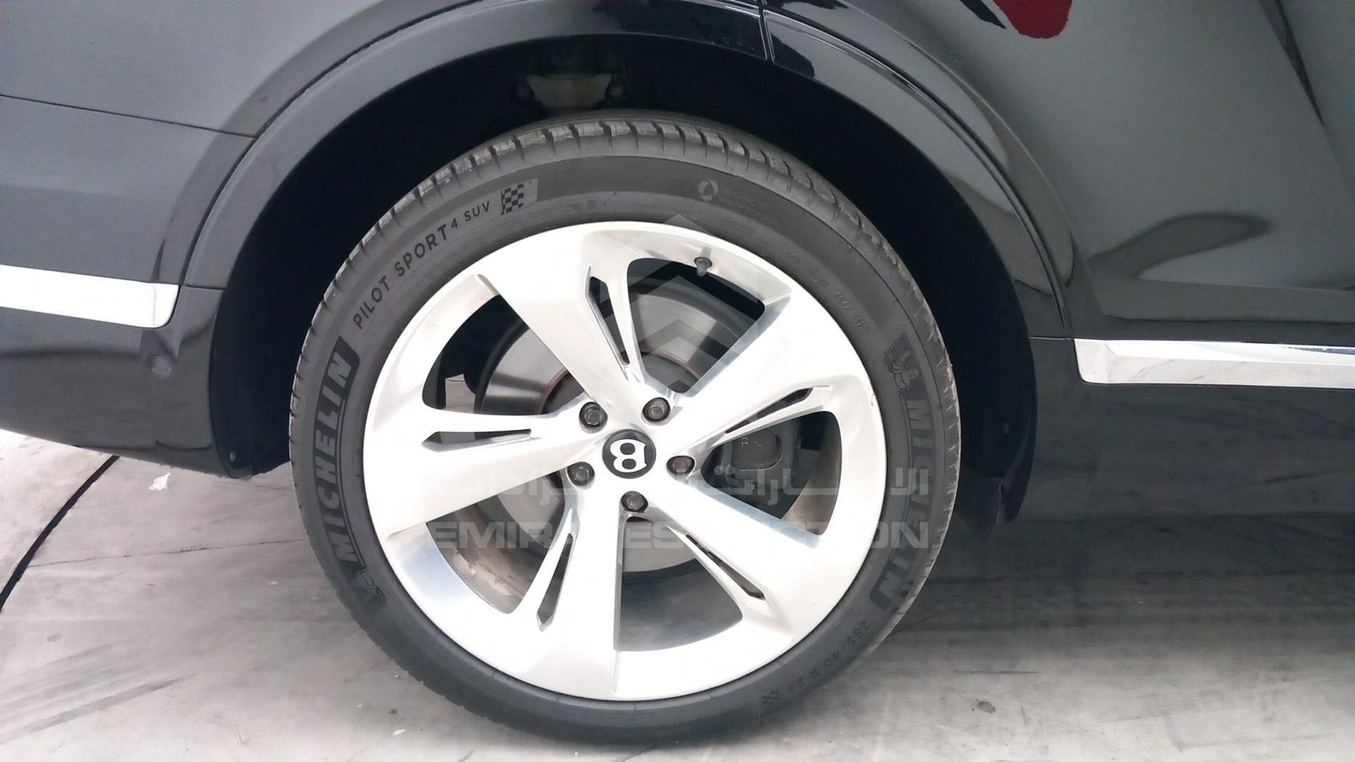 2017 BENTLEY BENTAYGA VIN: SJAAB1ZV3HC016529
