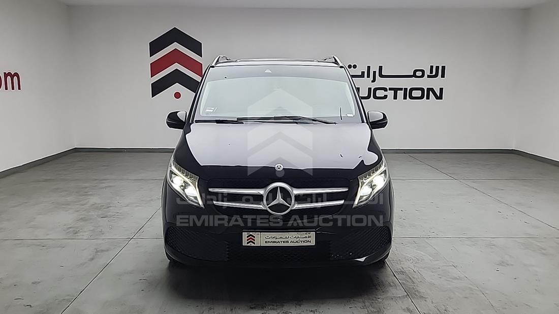 مرسيدس V 250 2021 — الزاوية الأمامية بالكامل — صورة 1