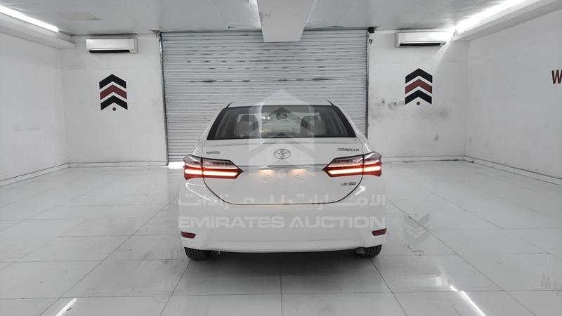 RKLBB9HE3J5206184 Auction: EmiratesAuction Lot: 435375 RKLBB9HE3J5206184 Toyota Corolla 2018 WHITE Photo 4