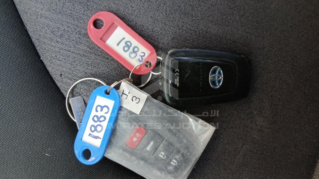 2023 Toyota Camry — Keys — Photo 4