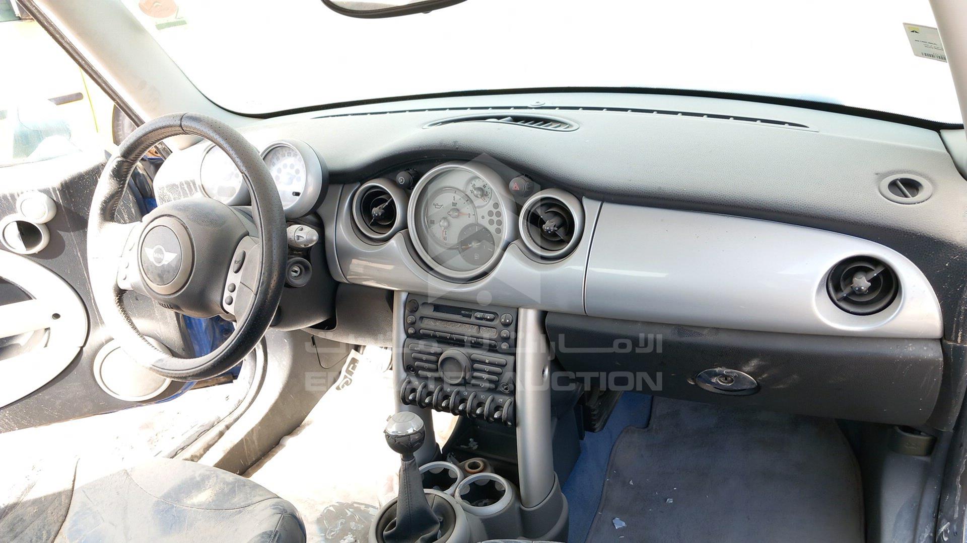 2005 MINI COOPER VIN: WMWRE31045TD32098
