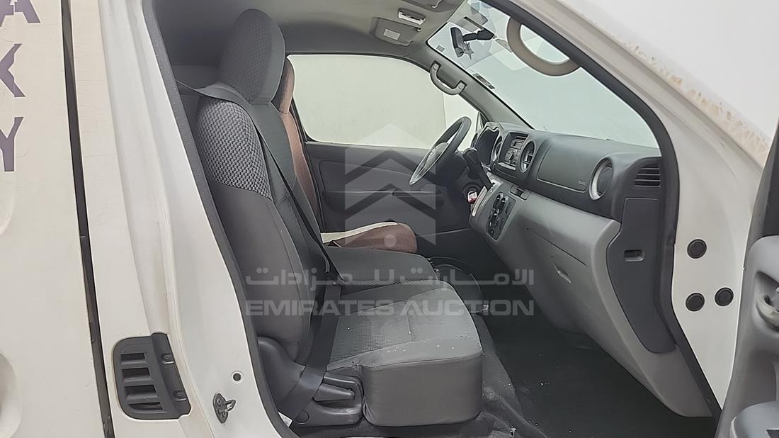 نيسان أورفان 2018 — زاوية الراكب الأمامي للمقعد — صورة 15