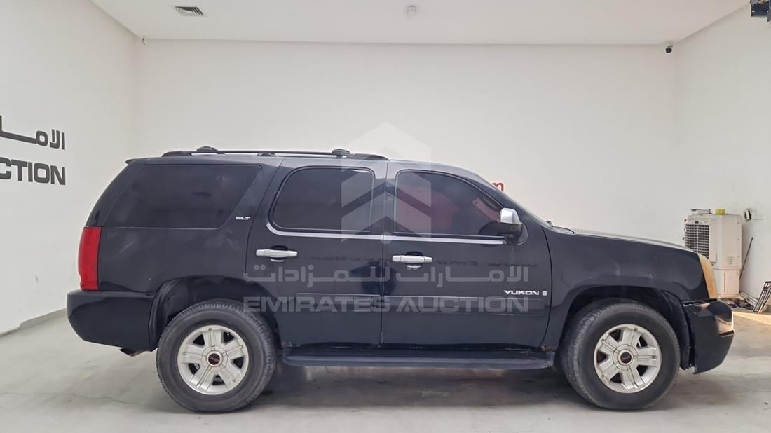 2007 GMC Yukon — Front Right Angle — Photo 11