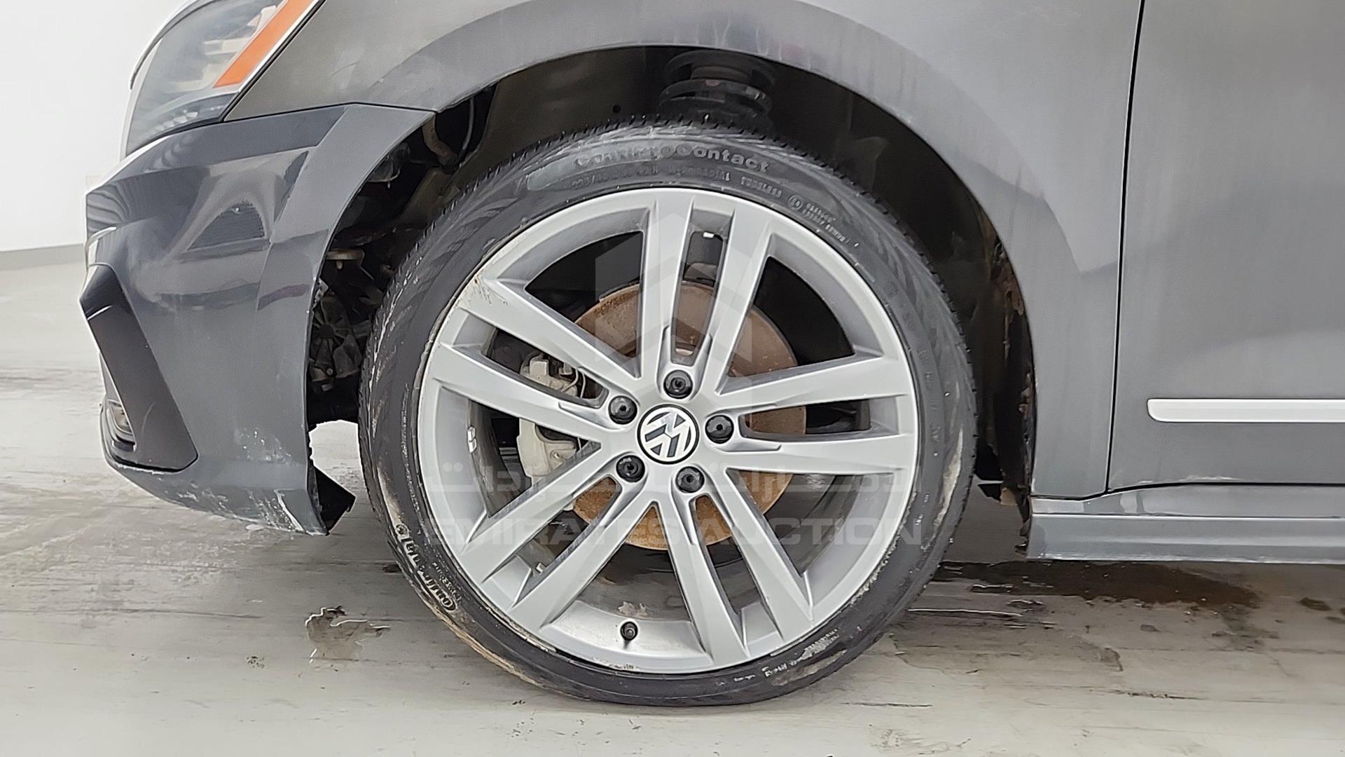 2017 VOLKSWAGEN PASSAT VIN: 1VWDT7A38HC025469