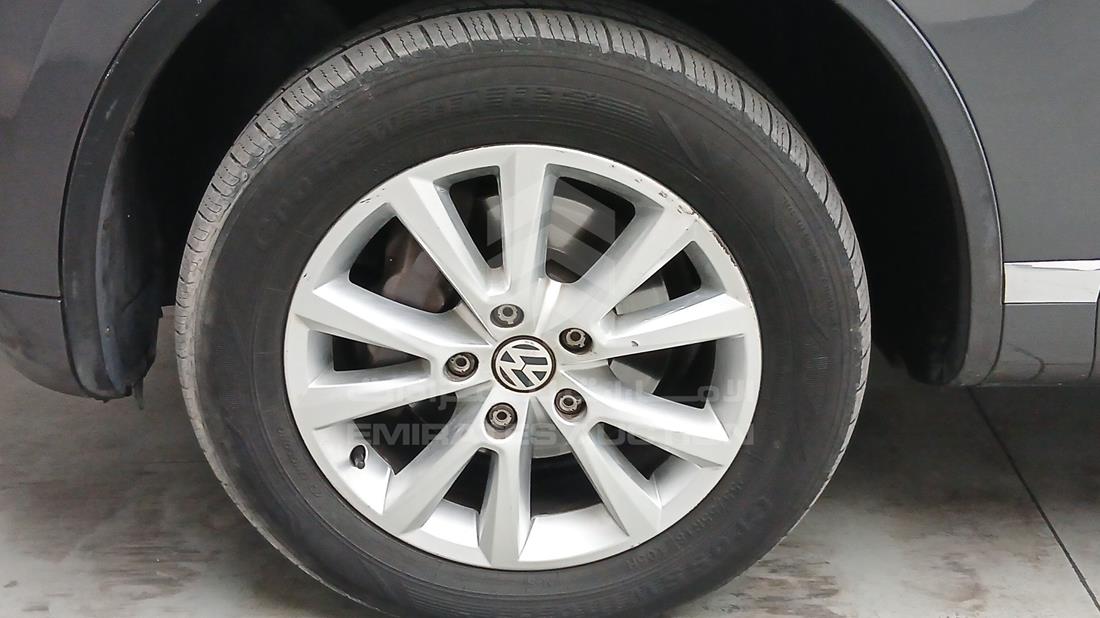 2014 Volkswagen Touareg — Front Left Tyre — Photo 35