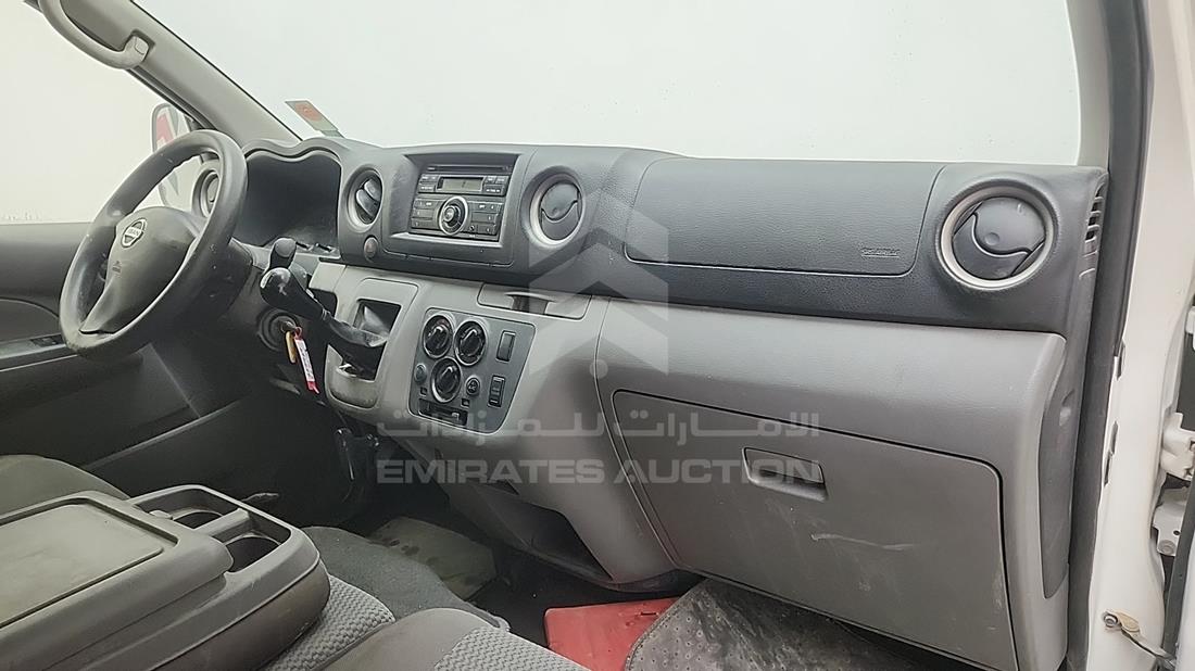 نيسان أورفان 2016 — زاوية واجهة الراكب الأمامي الأيمن — صورة 18
