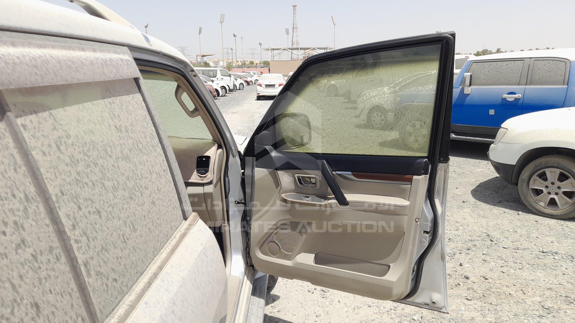 2008 MITSUBISHI PAJERO VIN: JMYLRV93W8J721894