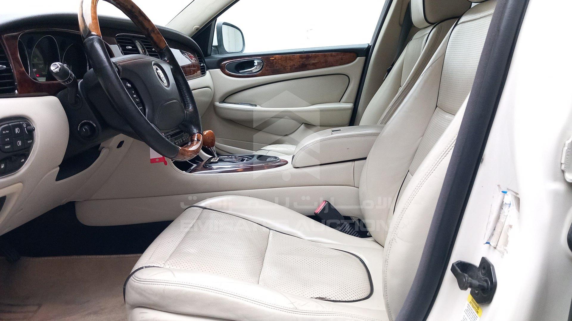 2008 JAGUAR X J 8 VIN: SAJAA89F58SH25430