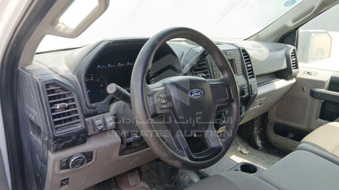 فورد اف 150 2019 — زاوية واجهة السائق الأمامية اليسرى — صورة 12