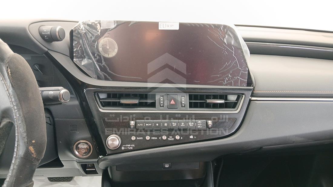 2023 Lexus ES 300 H Premier — Entertainment Systems & Camera Monitor & Navigation — Photo 16