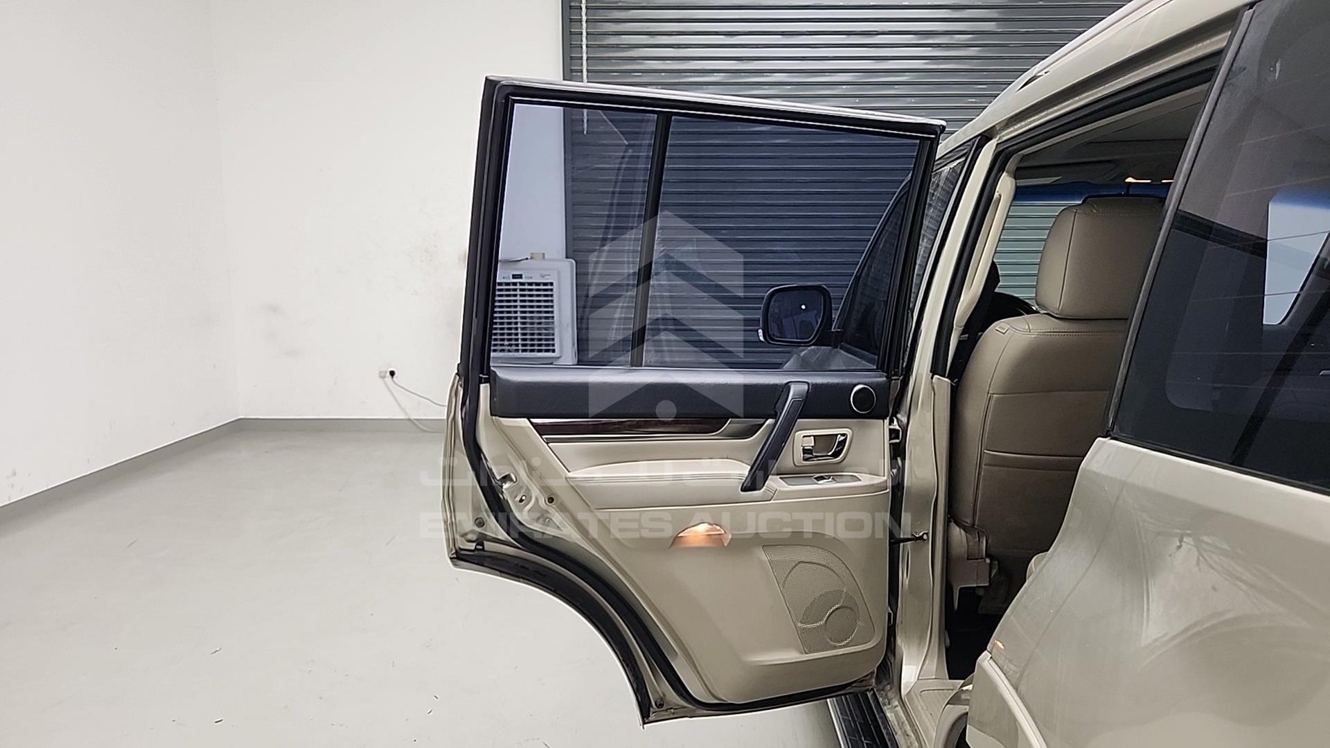 2011 MITSUBISHI PAJERO VIN: JMYLRV95WBJ706502