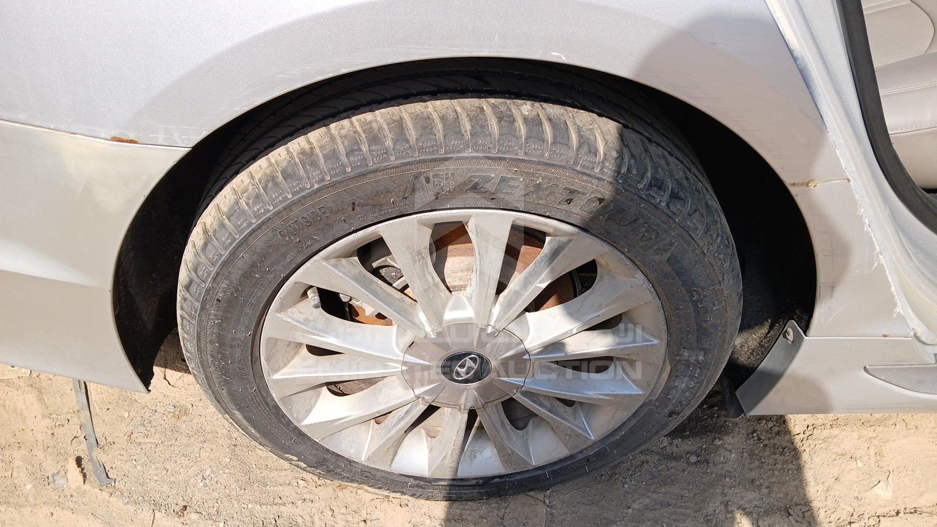2015 HYUNDAI SONATA VIN: 5NPE34AF0FH092763