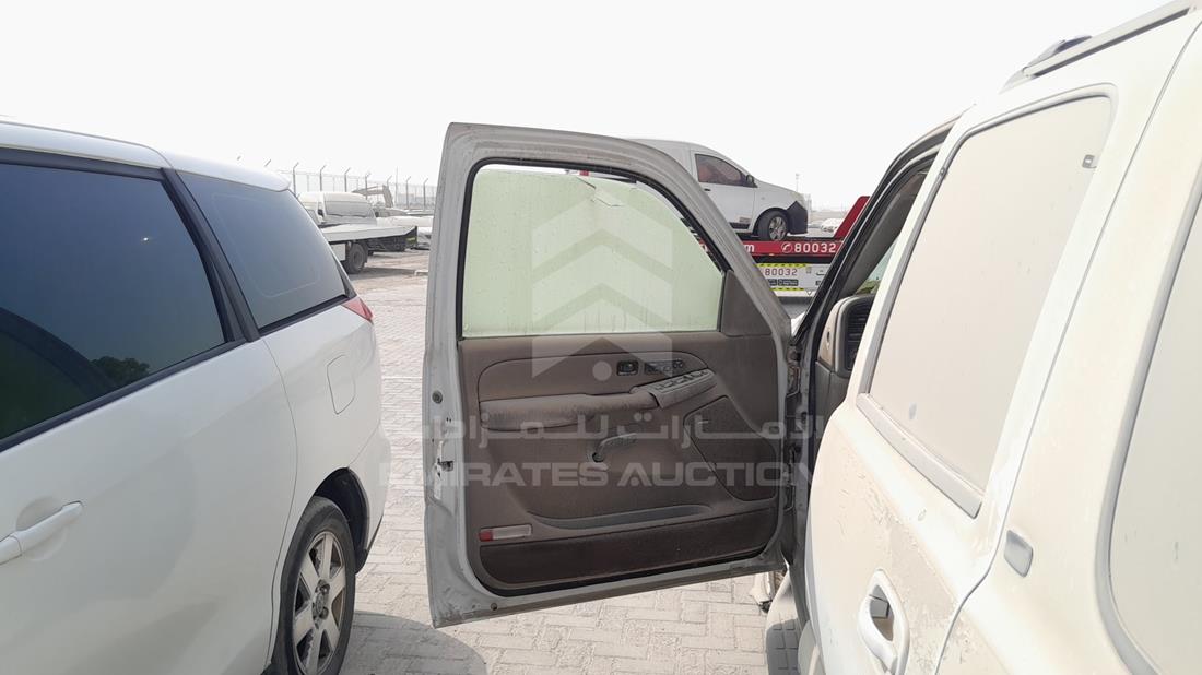 2004 GMC Suburban — Front Left Door — Photo 10