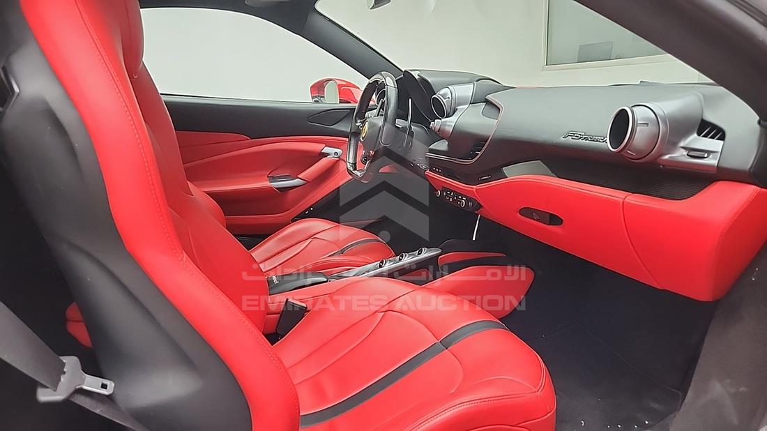 فيراري F8 Spider 2023 — زاوية الراكب الأمامي للمقعد — صورة 22