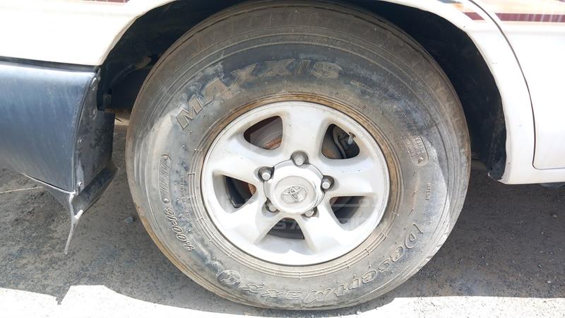 VIN: JTEHJ09J565123733 Auction: EmiratesAuction Lot: 404955 VIN: JTEHJ09J565123733 Toyota Land Cruiser 2006 WHITE Photo 31