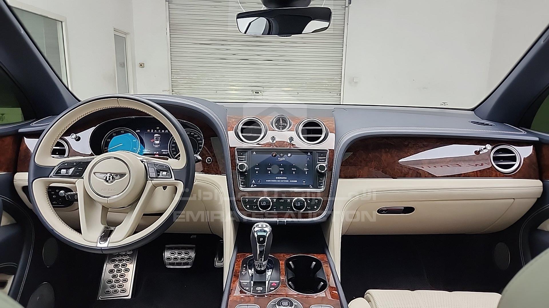 2017 BENTLEY BENTAYGA VIN: SJAAB1ZV0HC013457