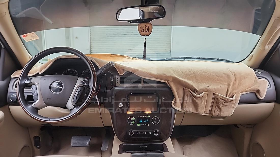 2009 GMC Yukon — Full Dashboard View — Photo 17