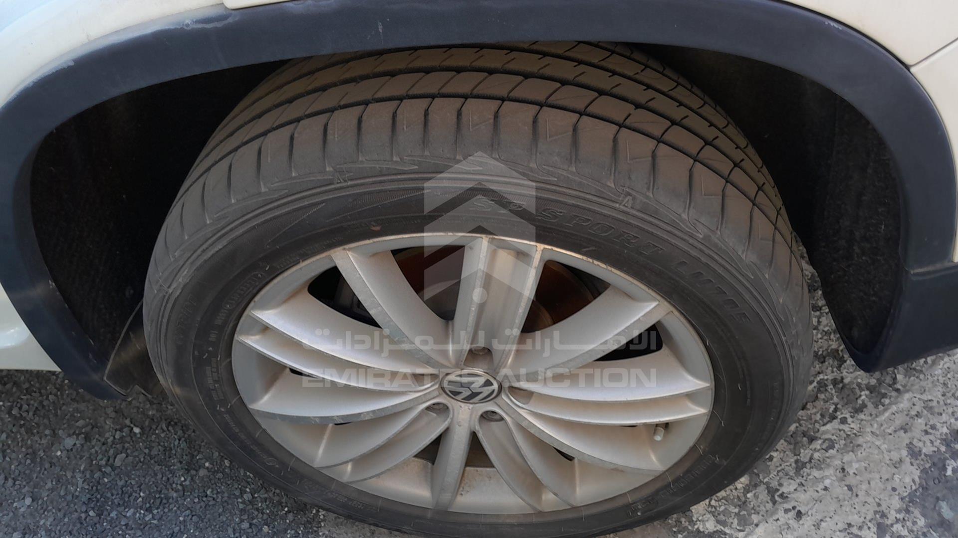 2011 VOLKSWAGEN TIGUAN VIN: WVGCE15N3BW008422