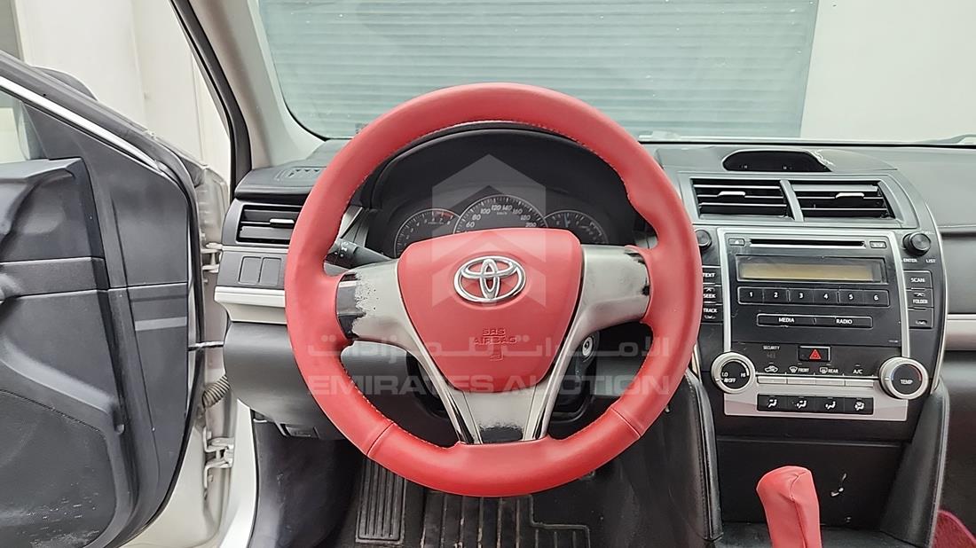2014 Toyota Camry — Steering & Mounted Controls — Photo 17