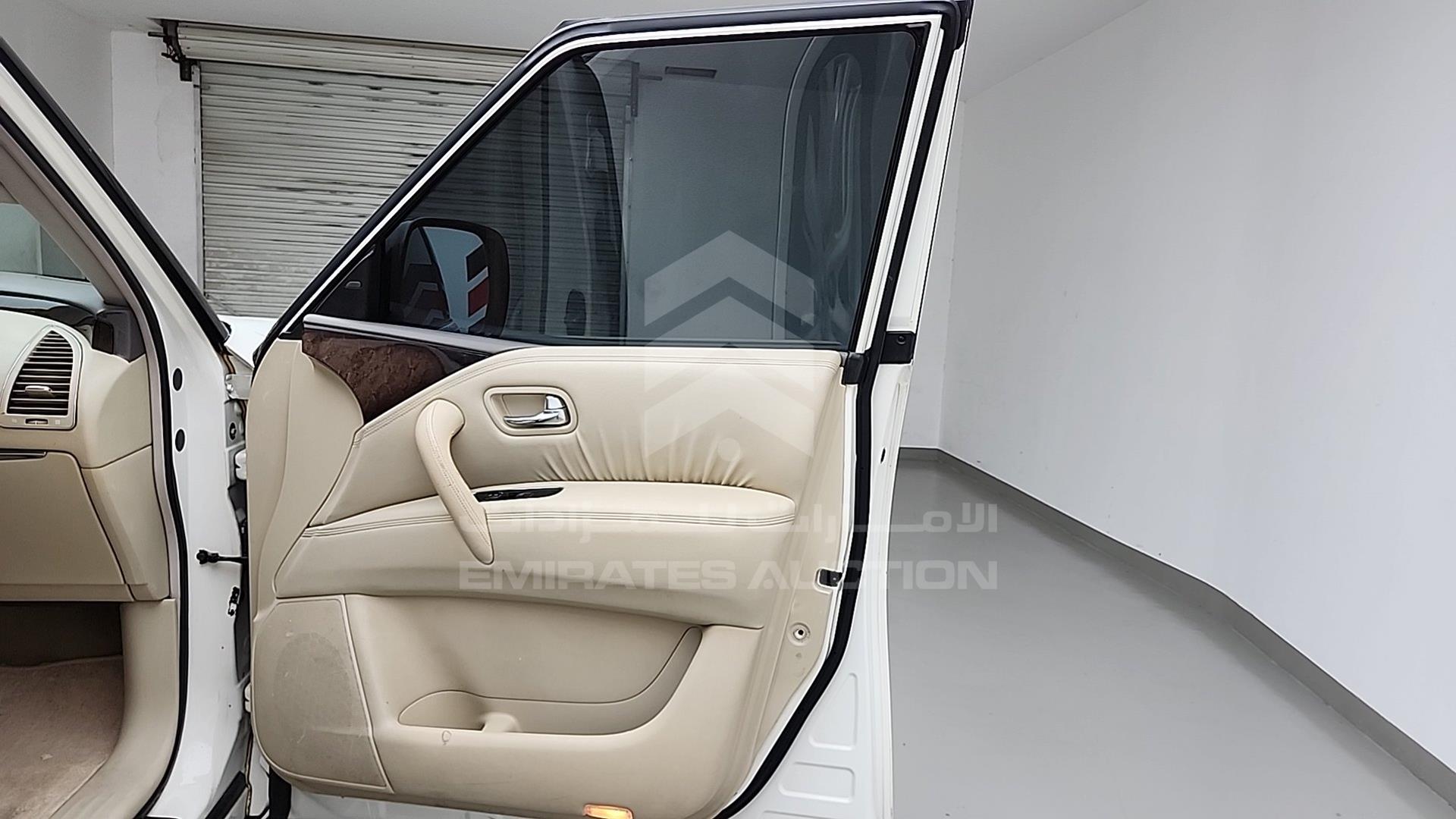 2011 INFINITI QX56 VIN: JNRAZ25Y4B9000148