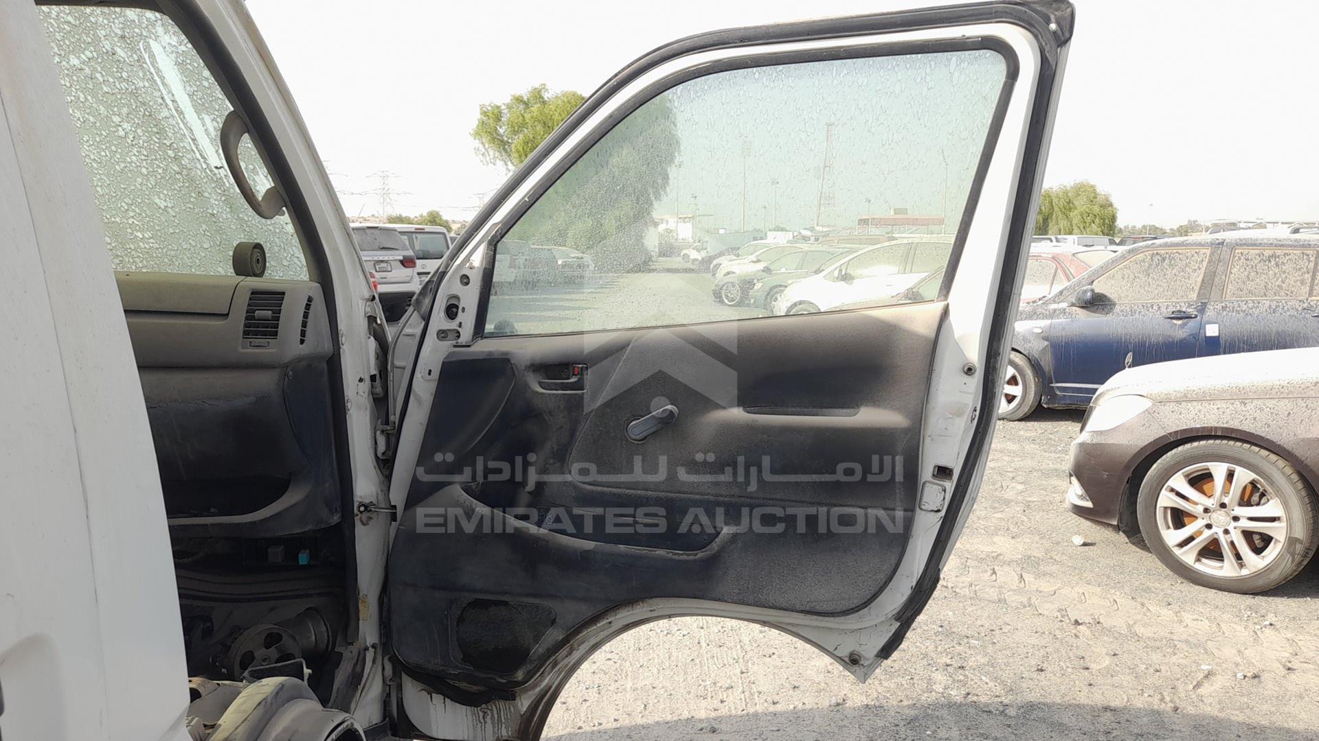 2005 TOYOTA HIACE VIN: JTFHX02PX50002331