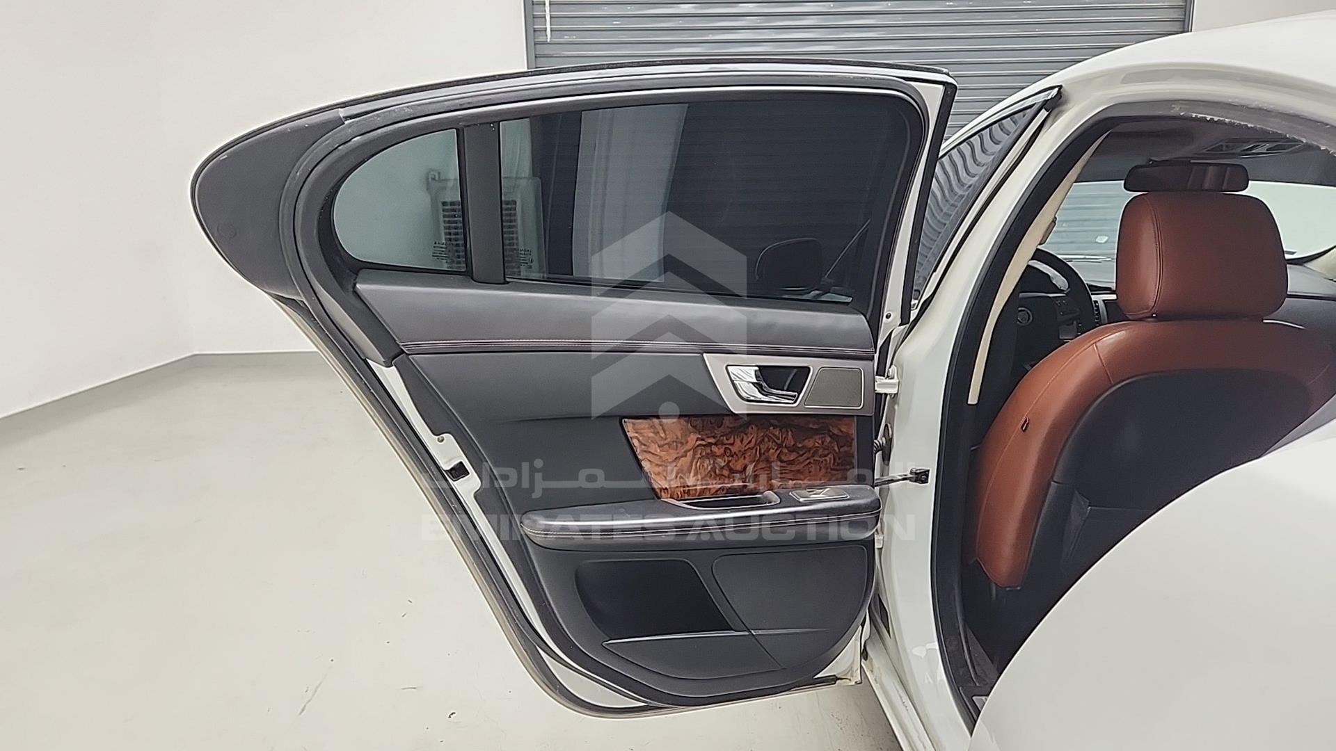 2011 JAGUAR XF VIN: SAJAA07DXBFR83989