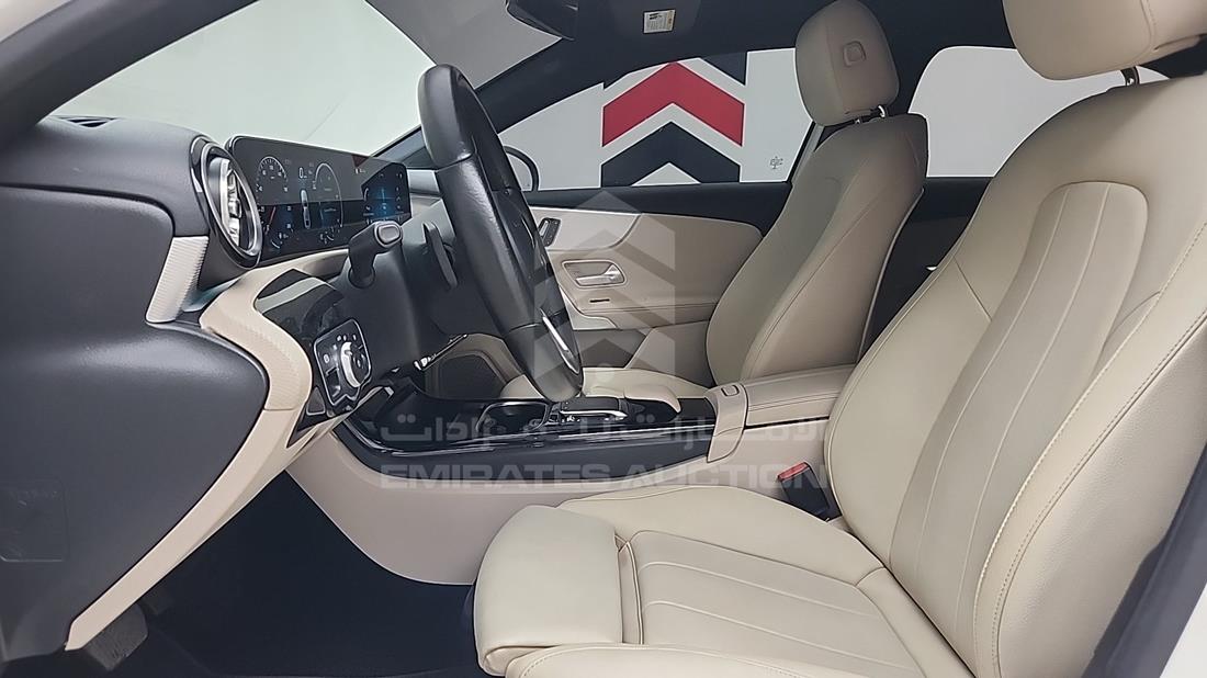 مرسيدس A220 2021 — زاوية السائق الأمامية اليسرى — صورة 15