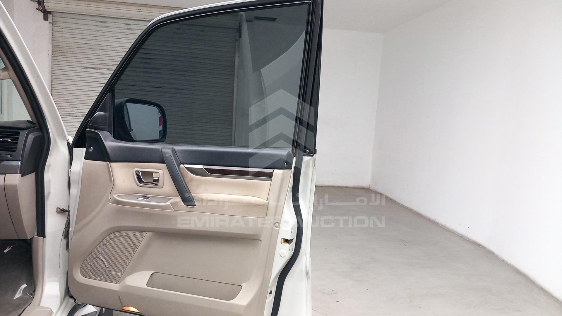 2011 MITSUBISHI PAJERO VIN: JMYLV97WB706495