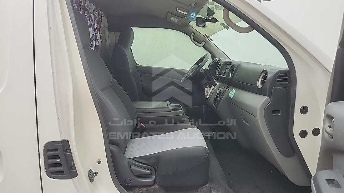 نيسان أورفان 2018 — زاوية الراكب الأمامي للمقعد — صورة 16