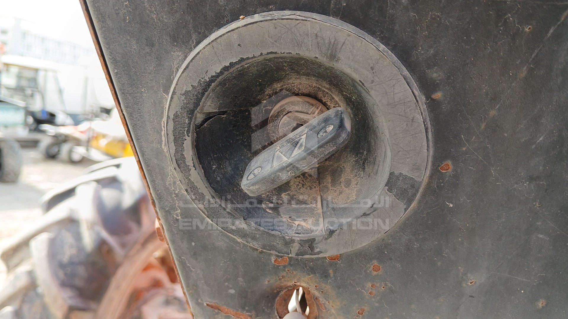 0 MASSEY FERGUSON --- VIN: LF31288U915812G