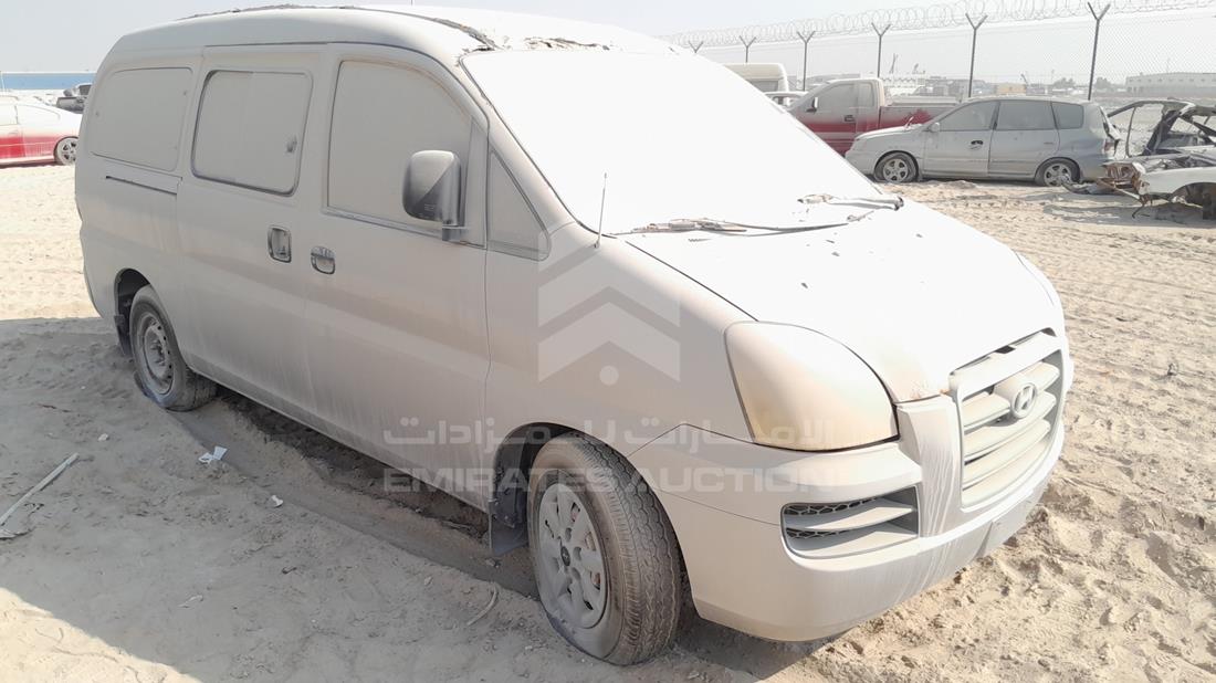 2007 Hyundai H1 — Front Right Angle — Photo 9