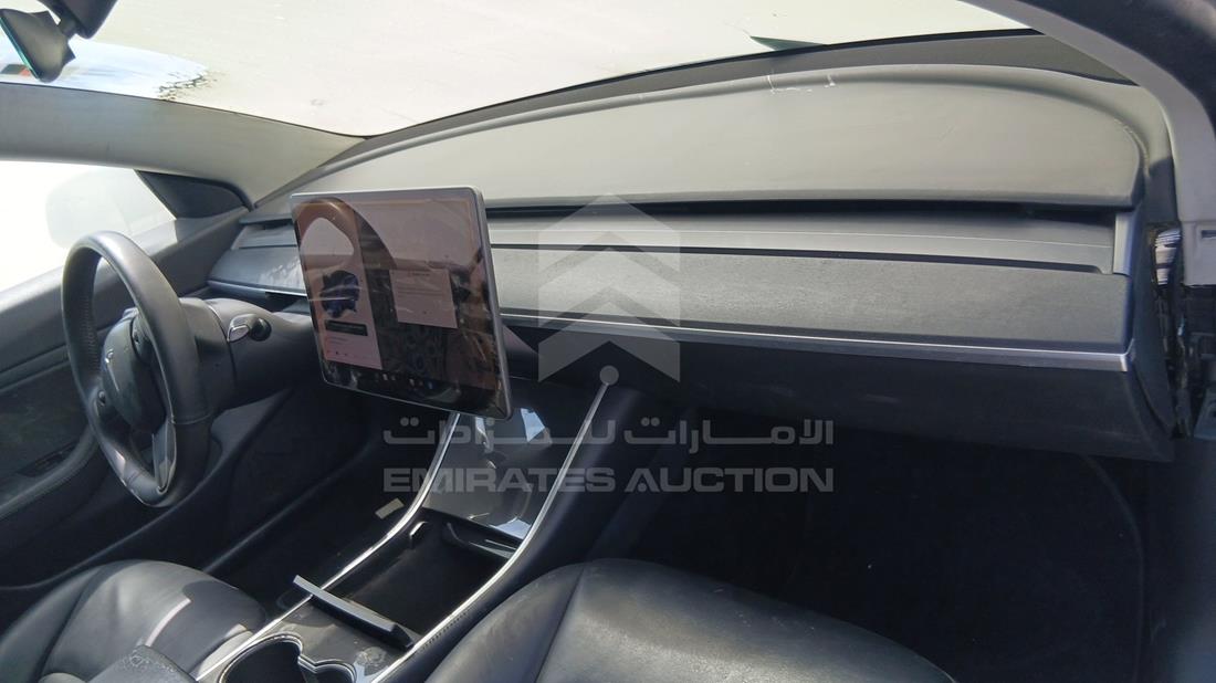 تيسلا موديل 3 2020 — زاوية واجهة الراكب الأمامي الأيمن — صورة 24