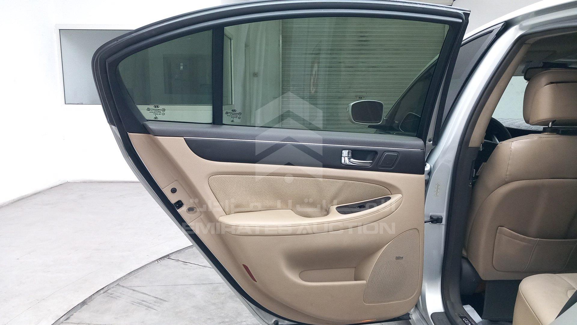 2011 HYUNDAI GENESIS VIN: KMHGC4DF3BU124072