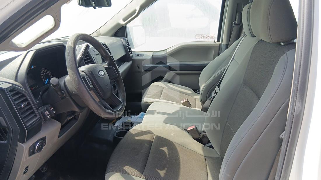 فورد اف 150 2019 — زاوية السائق الأمامية اليسرى — صورة 13